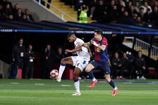 January 29, 2025, Barcelona, Barcelona, SPAIN: Isak Hien of Atalanta BC and Robert Lewandowski of FC Barcelona, Barca in action during the UEFA Champions League 2024 25 League Phase MD8, match between FC Barcelona and Atalanta BC at Estadi Olimpic Lluis Companys on January 29, 2025 in Barcelona, Spain. Barcelona SPAIN - ZUMAa181 20250129_zaa_a181_052 Copyright: xJavierxBorregox