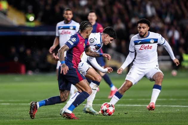 January 29, 2025, Barcelona, Barcelona, SPAIN: Raoul Bellanova of Atalanta BC and Raphinha Dias Belloli of FC Barcelona, Barca compete for the ball during the UEFA Champions League 2024 25 League Phase MD8, match between FC Barcelona and Atalanta BC at Estadi Olimpic Lluis Companys on January 29, 2025 in Barcelona, Spain. Barcelona SPAIN - ZUMAa181 20250129_zaa_a181_055 Copyright: xJavierxBorregox