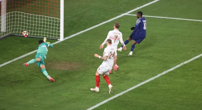 29 01 25 VfB Stuttgart Paris St Germain Germany, Stuttgart, 29 01 2025, Football, UEFA Champions League, VfB Stuttgart Paris St Germain VfB Stuttgart Nr 10 Ousmane Dembele 0 2 Goal Paris Goalkeeper Fabian Bredlow, Maximilian Mittelstädt, Jeff Chabot VFB