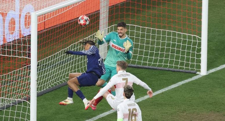 29 01 25 VfB Stuttgart Paris St Germain Germany, Stuttgart, 29 01 2025, Football, UEFA Champions League, VfB Stuttgart Paris St Germain VfB Stuttgart 0 1 GTor by Bradley Barcola Paris, VFB goalkeeper Fabian Bredlow in goal