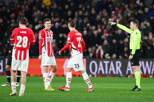 EINDHOVEN, 29-01-2025, Philips Stadium, UEFA Champions League season 2024 25, match between PSV and Liverpool, Referee Tobias Stieler agrees the 3-2 scores by PSV player Ricardo Pepi PSV - Liverpool  x27613752x Copyright: