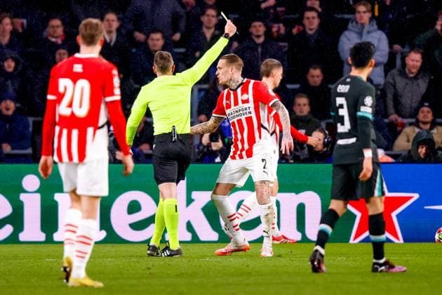 EINDHOVEN, 29-01-2025, Philips Stadium, UEFA Champions League season 2024 25, match between PSV and Liverpool FC, Referee Tobias Stieler shows yellow card to PSV player Rick Karsdorp PSV - Liverpool  x27613754x Copyright: