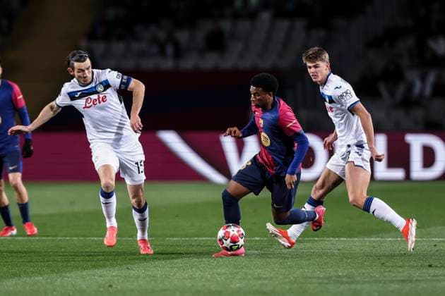 January 29, 2025, Barcelona, Barcelona, SPAIN: Alejandro Balde of FC Barcelona, Barca and Marten de Roon of Atalanta BC in action during the UEFA Champions League 2024 25 League Phase MD8, match between FC Barcelona and Atalanta BC at Estadi Olimpic Lluis Companys on January 29, 2025 in Barcelona, Spain. Barcelona SPAIN - ZUMAa181 20250129_zaa_a181_057 Copyright: xJavierxBorregox
