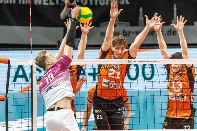29 01 2025, Berlin, Volleyball CEV Champions League, Men, Matchday 6, BR Volleys vs PGE Project Warsaw, Max Schmeling Halle Berlins Tobias Krick and Ruben Schott r go to the ball in the block BR Volleys PGE Project Warsaw