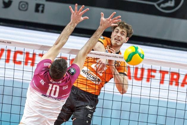29 01 2025, Berlin, Volleyball CEV Champions League, Men, Matchday 6, BR Volleys vs PGE Project Warsaw, Max Schmeling Halle Berlins Tobias Krick r plays the ball against Yuriy Semenyuk from PGE Project Warsaw BR Volleys PGE Project Warsaw