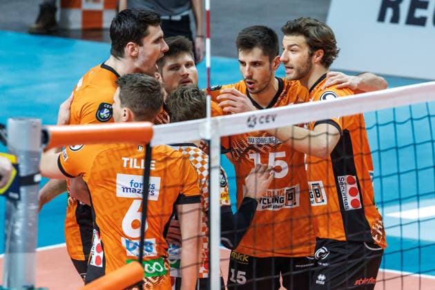 29 01 2025, Berlin, Volleyball CEV Champions League, Men, Matchday 6, BR Volleys vs PGE Project Warsaw, Max Schmeling Halle Berlin Volleys players cheer BR Volleys PGE Project Warsaw
