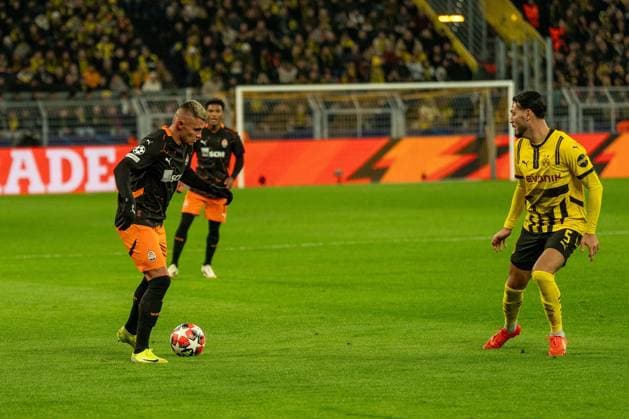 Ramy Bensebaini Borussia Dortmund 09, 05 fends off the attack of Oleksandr Zubkov Shakhtar Donetsk, 11, GER BVB Borussia Dortmund 09 vs Shakhtar Donetsk, Football, Champions League, Matchday 8, Season 2024 2025, 29 01 2025 GER BVB Borussia Dortmund 09 vs Shakhtar Donetsk, Football, Champions League, Matchday 8, Season 2024 2025, 29 01 2025 Dortmund Copyright: xEibner-Pressefoto FabianxFriesex EP_FFE