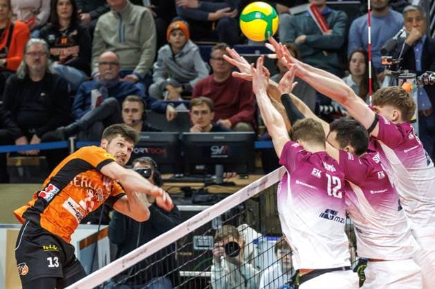 29 01 2025, Berlin, Volleyball CEV Champions League, Men, Matchday 6, BR Volleys vs PGE Project Warsaw, Max Schmeling Halle Berlins Ruben Schott l r plays the ball against the block from Artur Szalpuk of PGE Project Warsaw and colleagues BR Volleys PGE Project Warsaw