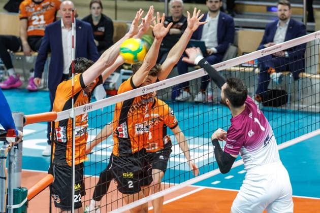 29 01 2025, Berlin, Volleyball CEV Champions League, Men, Matchday 6, BR Volleys vs PGE Projekt Warschau, Max Schmeling Halle Kevin Tillie l r from PGE Projekt Warschau Projekt Warschau plays the ball against Berlins block from Matthew Knigge and Jake Hanes BR Volleys PGE Projekt Warschau