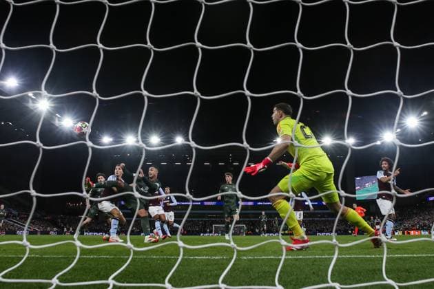 UEFA Champions League Matchday 8 of 8 Aston Villa v Celtic Adam Idah of Celtic scores to make it 2-1 during the UEFA Champions League Matchday 8 of 8 Aston Villa vs Celtic at Villa Park, Birmingham, United Kingdom, 29th January 2025 (Photo by Gareth Evans News Images) Copyright: xGarethxEvans NewsxImagesx