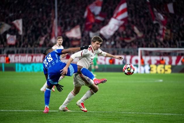 Thomas Mueller (FC Bayern Muenchen, 25) im Zweikampf mit Cesar Blackman (SK Slovan Bratislava, 28), GER, FC Bayern Muenchen vs. SK Slovan Bratislava, Fussball, UEFA Champions League, 8. Spieltag, Spielzeit 2024 2025, 29.01.2025 GER, FC Bayern Muenchen vs. SK Slovan Bratislava, Fussball, UEFA Champions League, 8. Spieltag, Spielzeit 2024 2025, 29.01.2025 Muenchen Copyright: xEibner-Pressefoto Memmlerx EP_MMR