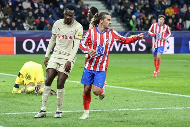 SOCCER - UEFA CL, RBS vs Atletico SALZBURG,AUSTRIA,29.JAN.25 - SOCCER - UEFA Champions League, Red Bull Salzburg vs Atletico Madrid. Image shows Samson Baidoo (RBS) and scorer Antoine Griezmann (Atletico).  GEPAxpictures xDavidxGeieregger