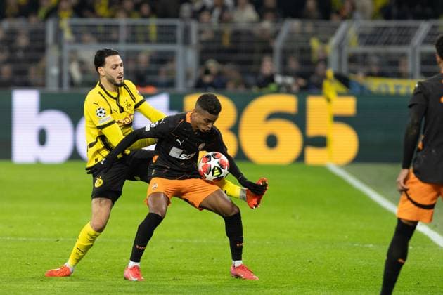 UEFA Champions League Borussia Dortmund FC Shakhtar Donetsk 29 01 2025 Ramy Bensebaini Borussia Dortmund, 5 , Pedrinho FC Shakhtar Donetsk, 38 UEFA Champions League Borussia Dortmund FC Shakhtar Donetsk Signal Iduna Park, Dortmund 29 01 2025 Copyright: xBEAUTIFULxSPORTS Buriakovx