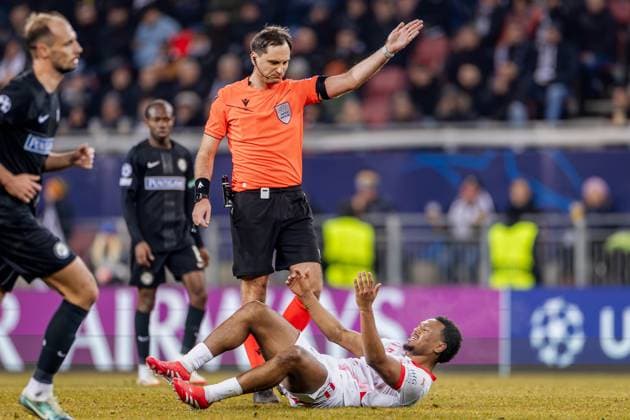 SOCCER - UEFA CL, Sturm vs RB Leipzig KLAGENFURT,AUSTRIA,29.JAN.25 - SOCCER - UEFA Champions League, SK Sturm Graz vs RasenBallsport Leipzig. Image shows referee Mykola Balakin and Amadou Haidara (RB Leipzig).  GEPAxpictures xMatthiasxTrinkl