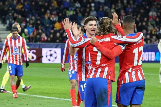 SOCCER - UEFA CL, RBS vs Atletico SALZBURG,AUSTRIA,29.JAN.25 - SOCCER - UEFA Champions League, Red Bull Salzburg vs Atletico Madrid. Image shows the rejoicing of Giuliano Simeone, scorer Antoine Griezmann and Samuel Lino (Atletico).  GEPAxpictures xDavidxGeieregger