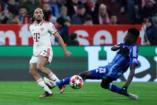 Soccer Champions League Matchday 8 FC Bayern Munich SK Slovan Bratislava on 29 01 2025 at the Allianz Arena in Munich Sascha Boey Munich , left Sharani Zuberu Bratislava , right xMSx