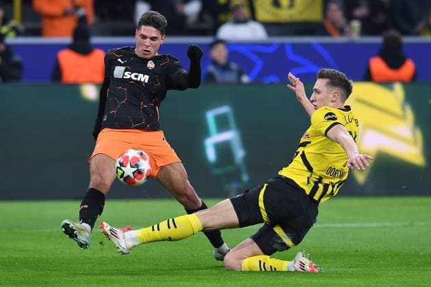 Soccer Champions League Matchday 8 Borussia Dortmund Shakhtar Donetsk on 29 01 2025 at Signal Iduna Park in Dortmund Georgiy Sudakov Donetsk , left Nico Schlotterbeck Dortmund , right xRx