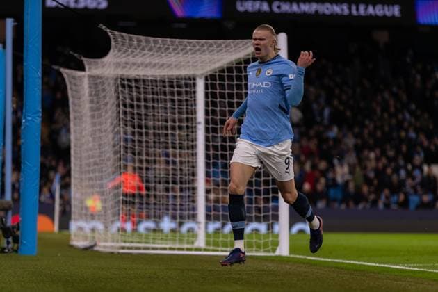 Erling Haaland of Man City tries to get the crowd going before a corner during the UEFA Champions League match between Manchester City and Club Brugge at the Etihad Stadium, Manchester, England on 29 January 2025.  Copyright: xThomasxGaddx PMI-6684-0015