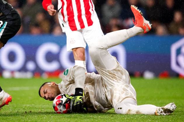 2025-01-29 PSV Eindhoven v Liverpool FC - UEFA Champions League 2024 25 League Phase MD8 EINDHOVEN, NETHERLANDS - JANUARY 29: Walter Benitez of PSV catching the ball during the UEFA Champions League 2024 25 League Phase MD8 match between PSV Eindhoven and Liverpool FC at PSV Stadion on January 29, 2025 in Eindhoven, Netherlands. Eindhoven PSV Stadion Netherlands Content not available for redistribution in The Netherlands directly or indirectly through any third parties. Copyright: xBroerxvanxdenxBoomx