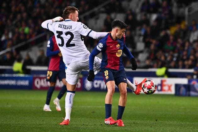 Foto IPP MiMa Barcellona 29 01 2025 Calcio UEFA Champions League 2024 2025 FC Barcellona - Atalanta BC nella foto Mateo Retegui (Atalanta BC) e Pedri FC Barcelona, Barca Italy Photo Press - World Copyright Barcelona italy Espana ITALY  Copyright: xR4924_italyphotopressx