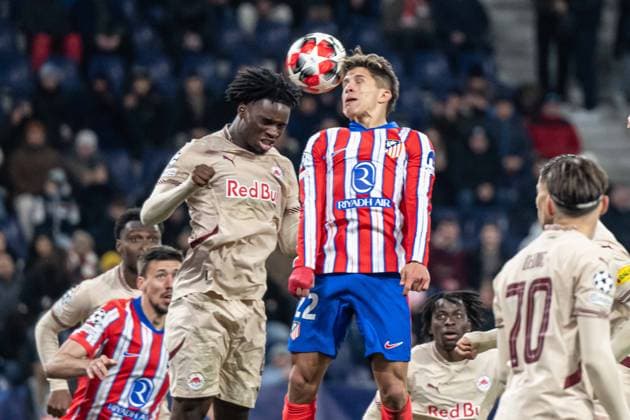 Giuliano Simeone in a battle for the ball during UEFA Champions league match, Red Bull Salzburg - Atletico Madrid , 29. january 2025, Red Bull Arena, Salzburg, Austria Copyright: xMICHALxFAJT,ZOSPORTU.SKx MAJ_3310