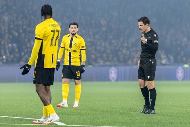Bern, Switzerland, January 29st 2025: A debate between Umut Meler (referee) and Joel Monteiro (77 YB) during the UEFA Champions League football match between BSC Young Boys and FK Crvena zvezda at Stadion Wankdorf in Bern, Switzerland. Philipp Kresnik (Philipp Kresnik SPP) Copyright: xPhilippxKresnikx xSPPx spp-en-PhKrSp-_KRE3508-Verbessert-RR