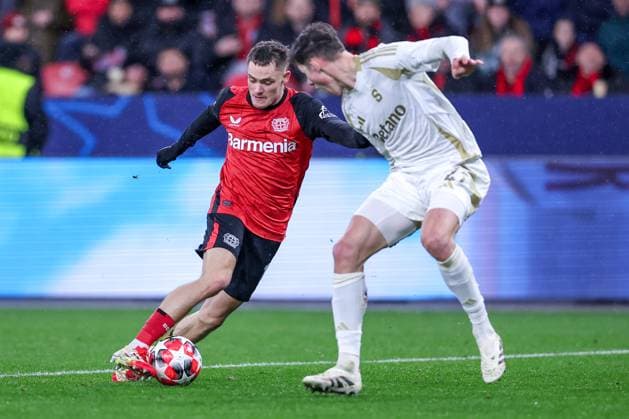 29.01.2025, Fußball, Bayer 04 Leverkusen - AC Sparta Prag, UEFA Champions League, 8. Spieltag, BayArena, Saison 2024 2025: Florian Wirtz (Bayer04 Leverkusen 10) im Zweikampf gegen Martin Vitik (Sparta Prag 41) Nordrhein-Westfalen Deutschland