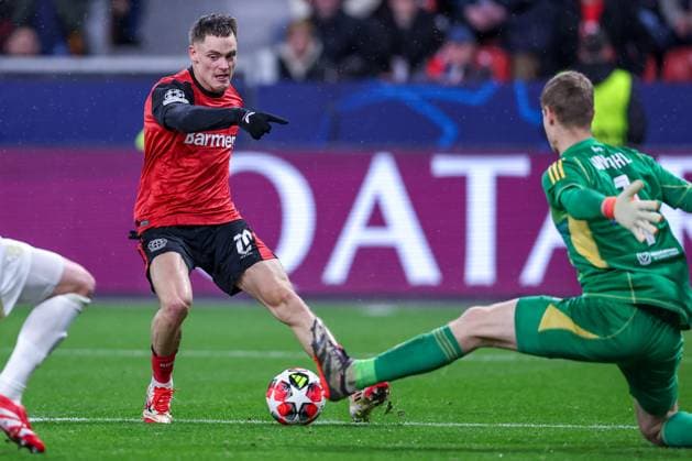 29 01 2025, Football, Bayer 04 Leverkusen AC Sparta Prague, UEFA Champions League, Matchday 8, BayArena, Season 2024 2025 Florian Wirtz Bayer04 Leverkusen 10 Shot on goal by goalkeeper Peter Vindahl Sparta Prague 1 North Rhine-Westphalia Germany