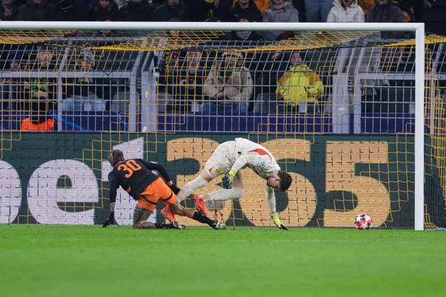 29 01 2025, UEFA Champions League, Matchday 8, Borussia Dortmund Shakhtar Donetsk, Marlon Gomes Shakhtar Donetsk chips the ball off goalkeeper Gregor Kobel Borussia Dortmunds foot to make it 2 1, Dortmund Signal Iduna Park NRW Germany xRHR PHOTO DEx Copyright: DennisxEwert RHR-FOTOx RHR-FOTO DE