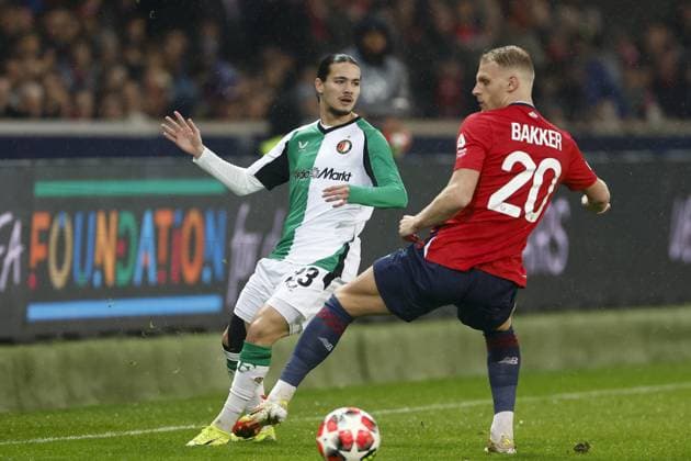 LILLE, 29-01-2025. Decathlon Arena Stade Pierre Mauroy. Football, UEFA Champions League season 2024 2025. Lille - Feyenoord. (L-R) Feyenoord player Anis Hadj Moussa, Lille player Mitchel Bakker during the match Borussia LOSC Lille - Feyenoord Lille - Feyenoord  x27614106x Copyright: