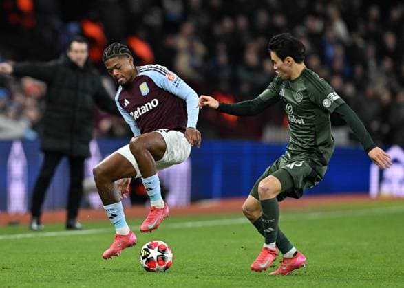 Birmingham, England, 29th January 2025. Aston Villa s Leon Bailey with Celtic™s Yang Hyun-jun during the UEFA Champions League match at Villa Park, Birmingham. Picture credit should read: Cody Froggatt Sportimage EDITORIAL USE ONLY. No use with unauthorised audio, video, data, fixture lists, club league logos or live services. Online in-match use limited to 120 images, no video emulation. No use in betting, games or single club league player publications. SPI_066_CF_Aston_Villa_Celtic SPI-3641-0066
