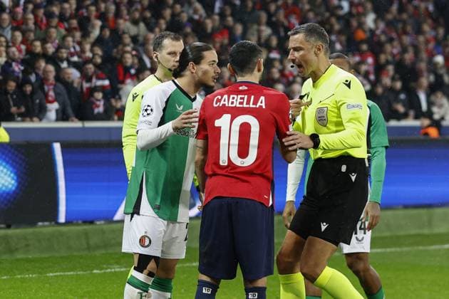 LILLE, 29-01-2025. Decathlon Arena Stade Pierre Mauroy. Football, UEFA Champions League season 2024 2025. Lille - Feyenoord. (L-R) Feyenoord player Anis Hadj Moussa, Lille player Remy Cabella, referee Slavko Vincic (SVN) players having an argument during the match Borussia LOSC Lille - Feyenoord Lille - Feyenoord  x27614136x Copyright: