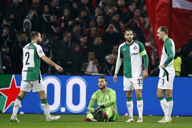 LILLE - Feyenoord goalkeeper Justin Bijlow sits injured on the ground during the UEFA Champions League match between Lille OSC and Feyenoord at Stade Pierre Mauroy on Jan. 29, 2025 in Lille, France. ANP MAURICE VAN STEEN UEFA Champions League 2024 25 League Phase MD8 2024 25 xVIxANPxSportx xxANPxIVx 518657445 originalFilename: 518657445.jpg
