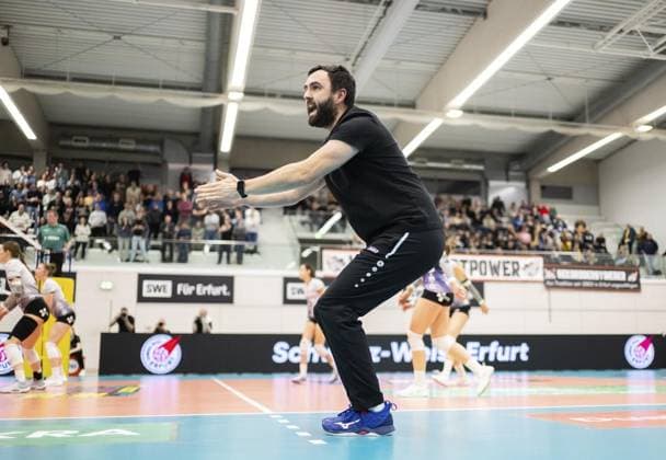 VOLLEYBALL WOMEN 1 BL SWE SUHL FOR EDITORIAL PURPOSES ONLY p 29 01 2025 Erfurt Volleyball 1 Bundesliga Season 2024 2025 Women 20 Matchday Riethsporthalle Schwarz Weiss Erfurt VfB Suhl LOTTO Thüringen im Foto Coach Mateusz Zarczynski Schwarz Weiss Erfurt Germany Thueringen Erfurt Copyright SaschaxFromm Copyright: SaschaxFromm doc7z50m25cy501lfv839ff ,EDITORIAL USE ONLY Copyright: SaschaxFromm