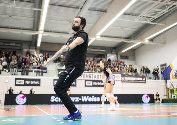 VOLLEYBALL WOMEN 1 BL SWE SUHL FOR EDITORIAL PURPOSES ONLY p 29 01 2025 Erfurt Volleyball 1 Bundesliga Season 2024 2025 Women 20 Matchday Riethsporthalle Schwarz Weiss Erfurt VfB Suhl LOTTO Thüringen im Foto Coach Mateusz Zarczynski Schwarz Weiss Erfurt Germany Thueringen Erfurt Copyright SaschaxFromm Copyright: SaschaxFromm doc7z50m29faar1ecyzbla8 ,EDITORIAL USE ONLY Copyright: SaschaxFromm