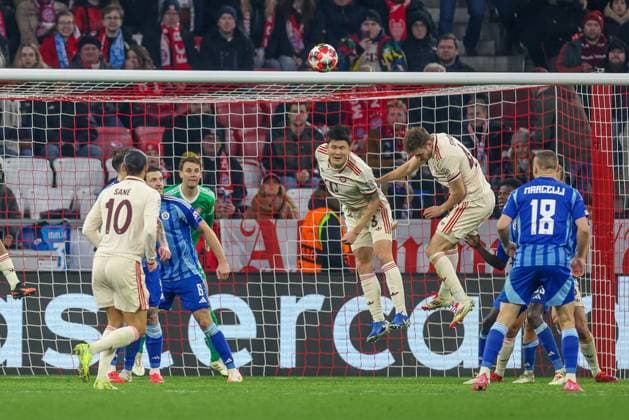 im Zweikampf, Aktion, mit Min-jae Kim 3 (FC Bayern Muenchen), Josip Stanisic 44 (FC Bayern Muenchen), FC Bayern Muenchen vs. SK Slovan Bratislava, Fussball, Champions League, 8. Spieltag, 29.01.2025 Muenchen Bayern Deutschland Copyright: xkolbert-press ChristianxKolbertx