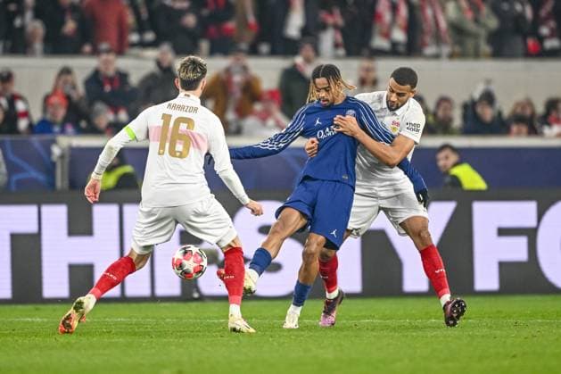 Atakan Karazor VfB Stuttgart , Bradley Barcola Paris Saint Germain and Josha Vagnoman VfB Stuttgart battle for the ball during the UEFA Champions League 2024 25 League Phase MD8 match between VfB Stuttgart and Paris Saint Germain at MHPArena on January 29, 2025 in Stuttgart, Germany Photo by Harry Langer DeFodi Images Defodi 541 VFBPSG20250129 50 Defodi-541