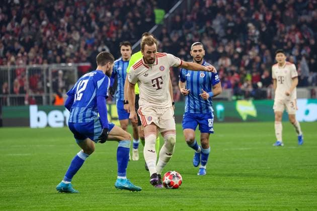 Harry Kane FC Bayern Muenchen, 09 in duel with Kenan Bajric SK Slovan Bratislava, 12 , GER, FC Bayern Muenchen vs SK Slovan Bratislava, Football, UEFA Champions League, Matchday 8, Season 2024 2025, 29 01 2025, GER, FC Bayern Muenchen vs SK Slovan Bratislava, Football, UEFA Champions League, Matchday 8, Season 2024 2025, 29 01 2025 Muenchen Copyright: xEibner-Pressefoto JennixMaulx EP_JML