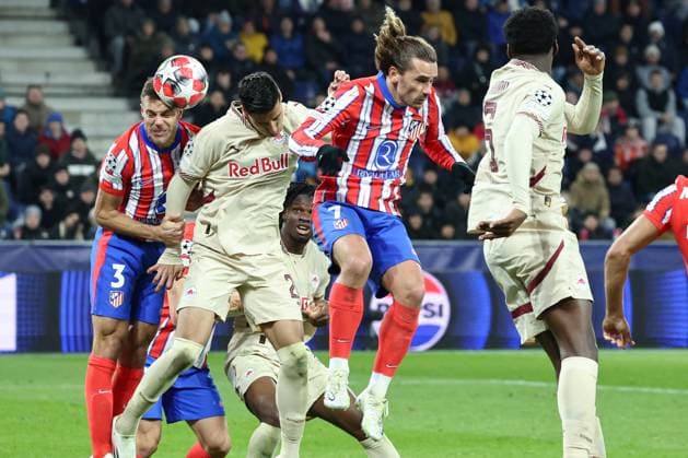 SOCCER - UEFA CL, RBS vs Atletico SALZBURG,AUSTRIA,29.JAN.25 - SOCCER - UEFA Champions League, Red Bull Salzburg vs Atletico Madrid. Image shows Cesar Azpilicueta (Atletico), Adam Daghim (RBS) and Antoine Griezmann (Atletico).  GEPAxpictures xDavidxGeieregger