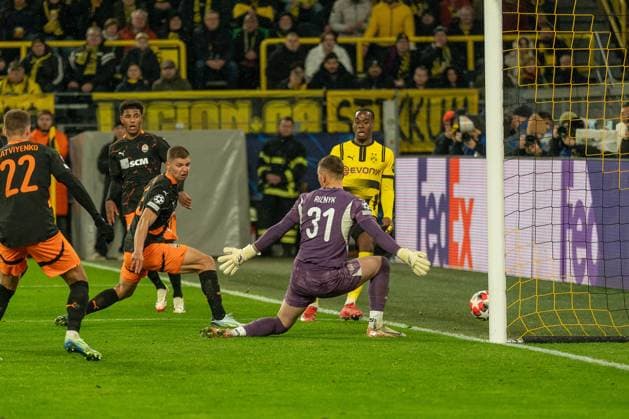This attack by Serhou Yadaly Guirassy Borussia Dortmund 09, 09 was unsuccessful, Dmytro Riznyk Shakhtar Donetsk, 31 could fend off, GER BVB Borussia Dortmund 09 vs Shakhtar Donetsk, Football, Champions League, Matchday 8, Season 2024 2025, 29 01 2025 GER BVB Borussia Dortmund 09 vs Shakhtar Donetsk, Football, Champions League, Matchday 8, Season 2024 2025, 29 01 2025 Dortmund Copyright: xEibner-Pressefoto FabianxFriesex EP_FFE