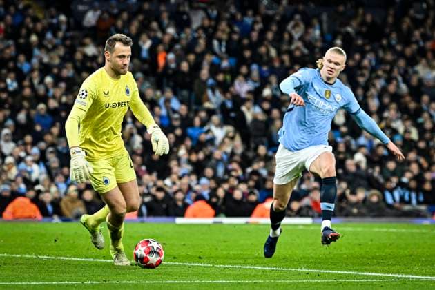29th January 2025; Etihad Stadium, Manchester, England; UEFA Champions League Football, Manchester City versus Club Brugge; Simon Mignolet of Club Brugge under pressure from Erling Haaland of Manchester City  ActionPlus12745101 GodfreyxPitt