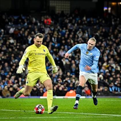 29th January 2025; Etihad Stadium, Manchester, England; UEFA Champions League Football, Manchester City versus Club Brugge; Simon Mignolet of Club Brugge under pressure from Erling Haaland of Manchester City  ActionPlus12745102 GodfreyxPitt