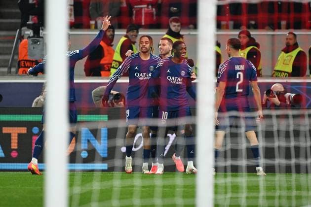 29 01 2025, xjhx, Football UEFA Champions League, VfB Stuttgart Paris St Germain v l Torjubel nach dem Tor zum celebrating the goal celebrate 0 4 durch Ousame Dembele PSG Paris St Germain DFL DFB REGULATIONS PROHIBIT ANY USE OF PHOTOGRAPHS as IMAGE SEQUENCES and or QUASI VIDEO Stuttgart