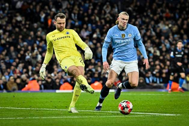 29th January 2025; Etihad Stadium, Manchester, England; UEFA Champions League Football, Manchester City versus Club Brugge; Simon Mignolet of Club Brugge under pressure from Erling Haaland of Manchester City  ActionPlus12745103 GodfreyxPitt