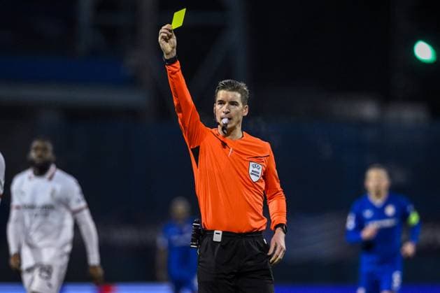 GNK Dinamo v AC Milan - UEFA Champions League 2024 25 League Phase MD8 Referee Francois Letexier showing yellow cardduring the UEFA Champions League 2024 25 League Phase MD8 match between GNK Dinamo and AC Milan at Maksimir Stadium on January 29, 2025. in Zagreb, Croatia.  MarkoxLukunic PIXSELL