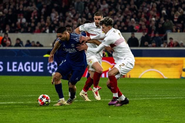 Achraf Hakimi (Paris St. Germain), Julian Gaston Chabot und Ameen Al-Dakhil (VfB Stuttgart). xettx, Deutschland, Stuttgart, 29.01.2025, Fussball, UEFA Champions League: VfB Stuttgart vs Paris Saint-Germain, Saison 2024 2025, Match Day 8, MHP Arena Foto: A2 Bildagentur Peter Hartenfelser