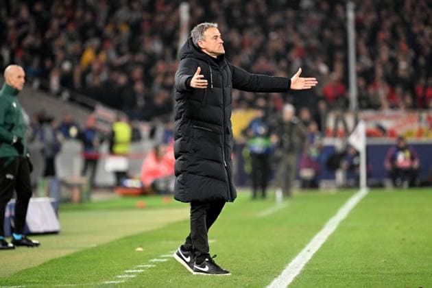 29.01.2025, xjhx, Fussball UEFA Champions League, VfB Stuttgart - Paris St.Germain v.l. Trainer Luis Enrique (PSG Paris St.Germain) gibt Anweisungen, gestikuliert, mit den Armen gestikulieren gives instructions, gesticulate (DFL DFB REGULATIONS PROHIBIT ANY USE OF PHOTOGRAPHS as IMAGE SEQUENCES and or QUASI-VIDEO) Stuttgart