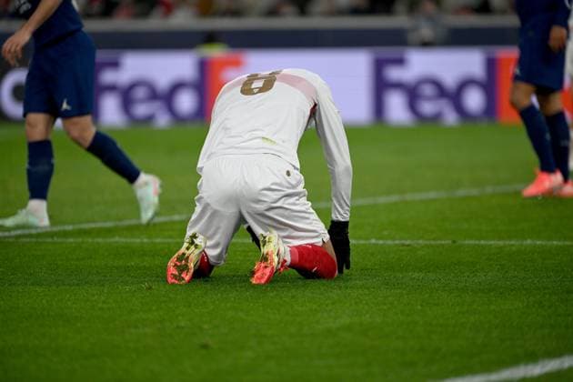 29 01 2025, xjhx, Football UEFA Champions League, VfB Stuttgart Paris St Germain v l Enzo Millot VfB Stuttgart Disappointed, sad, frustrated DFL DFB REGULATIONS PROHIBIT ANY USE OF PHOTOGRAPHS as IMAGE SEQUENCES and or QUASI VIDEO Stuttgart