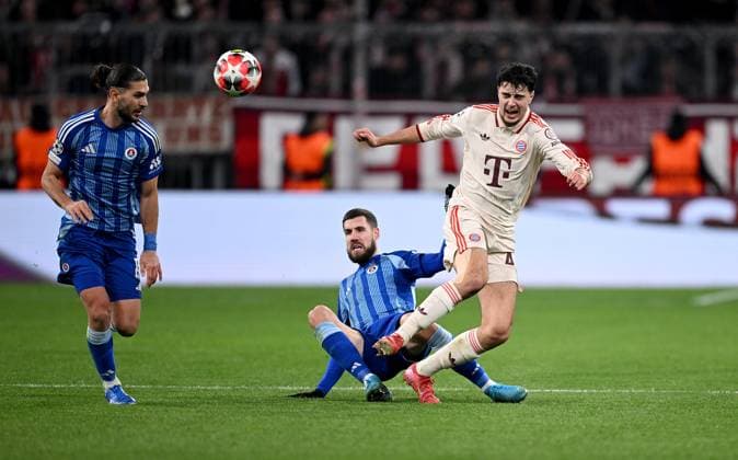 FOOTBALL CHAMPIONS LEAGUE SEASON 2024 2025 Preliminary Round 8 Matchday FC Bayern Muenchen Slovan Bratislava 29 01 2025 Kyriakos Savvidis left, Slovan Bratislava vs Kenan Bajric center, Slovan Bratislava vs Aleksandar Pavlovic right, FC Bayern Muenchen