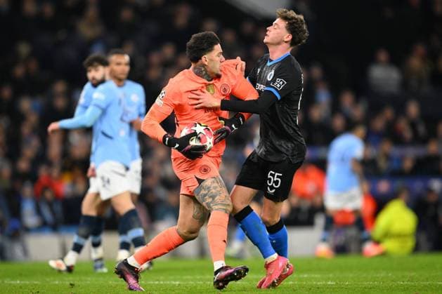 Manchester City v Club Brugge - UEFA Champions League MANCHESTER, ENGLAND - JANUARY 29 : Ederson goalkeeper of Manchester City and De Cuyper Maxim midfielder of Club Brugge battle for the ball during the UEFA Champions League 2024 25 League Phase MD8 match between Manchester City and Club Brugge on January 29, 2025 in Manchester, England, 29 01 2025 Manchester England  Copyright: xTomasxSiskx